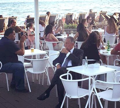 Marcelo apanhado a beber uma água sozinho em esplanada junto ao Tejo