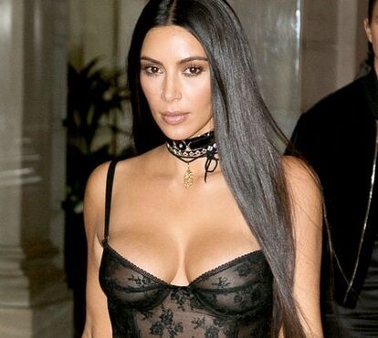Kim Kardashian arrasada por vender roupas sexy... para crianças!