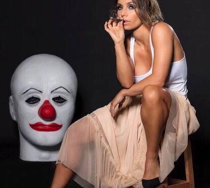 Luciana mostra-se em topless na lua-de-mel e ataca quem criticou casamento