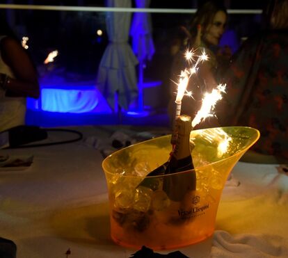 Decote de Rita Pereira deixa pouco à imaginação e aquece festa algarvia
