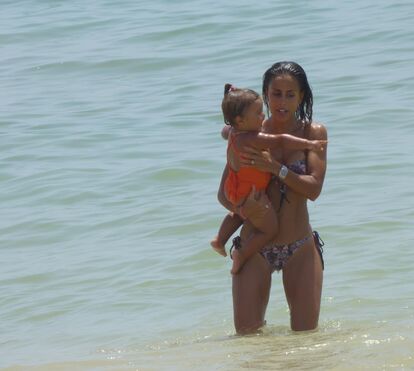 Carolina Patrocínio despreza criticas sobre bronze da filha e volta à praia na hora de maior calor