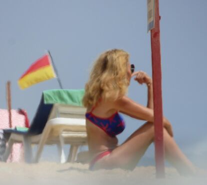 Judite Sousa em biquíni na praia mais luxuosa do Algarve. Veja as fotos exclusivas