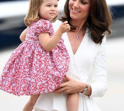 Princesa Charlotte usa sapatos do tio Harry