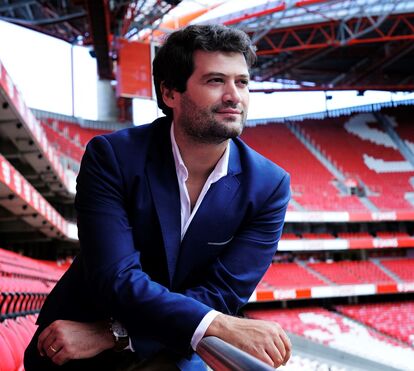 André Ventura, candidato polémico do PSD à Câmara de Loures, posa no Estádio da Luz