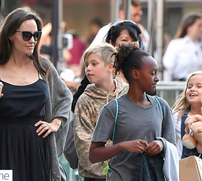 Angelina Jolie com as filhas numa saída 'só de raparigas'