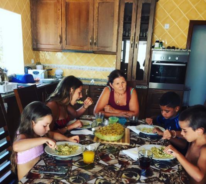 Dolores Aveiro cozinha bacalhau à Brás para os netinhos