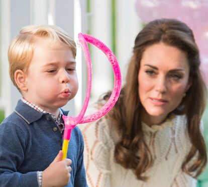 Sem a companhia da mãe, príncipe George mostra-se nervoso no 1.º dia no novo colégio