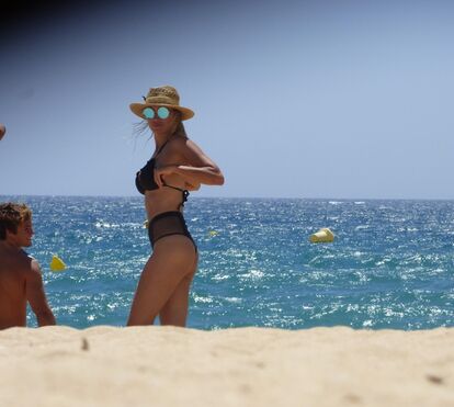 FOTOS EXCLUSIVAS: Marisa Cruz exibe corpo deslumbrante na praia