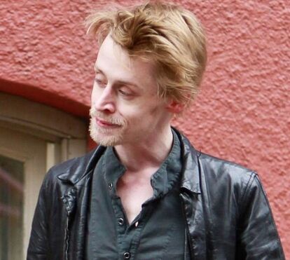 Macaulay Culkin aparece em público bem diferente do que era habitual