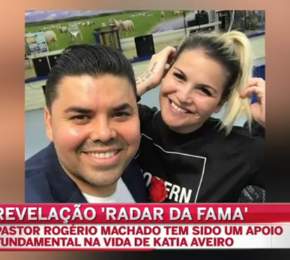 População canta hino de Portugal em momento simbólico