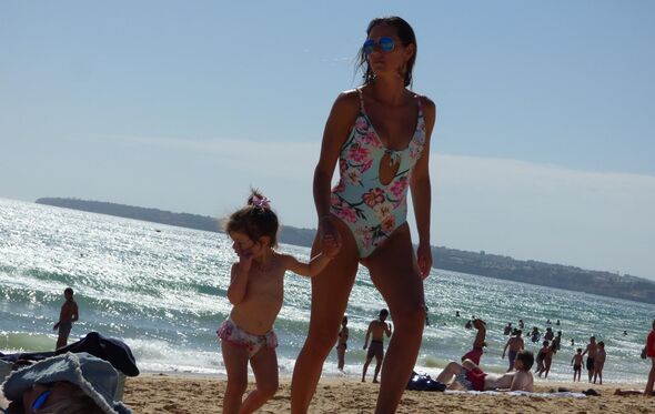 Fernanda Serrano na praia, no Algarve, com os filhos