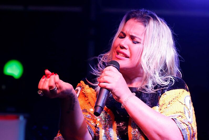 katia aveiro canta em arraial