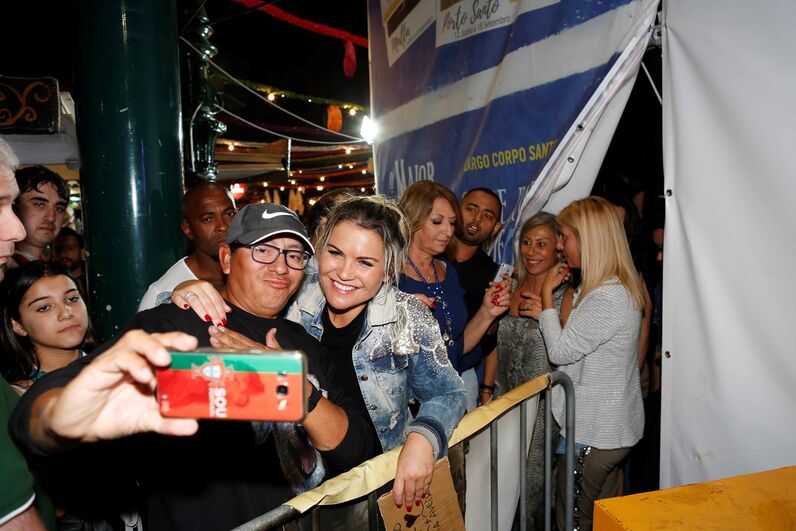 katia aveiro canta em arraial