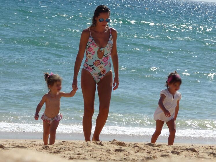Fernanda Serrano na praia, no Algarve, com os filhos