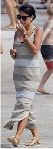 O vestido é da Zara, mas pelos óculos Céline e sandálias Gucci Georgina pagou €1085,65