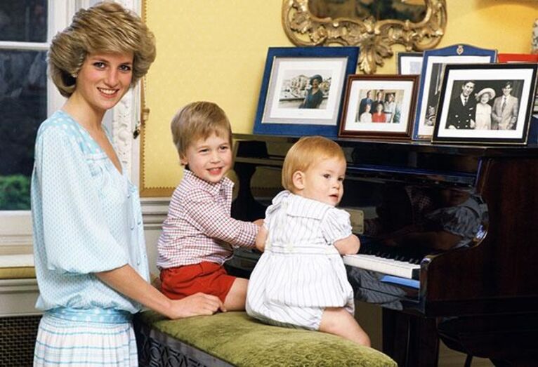 A princesa Diana com os filhos, William e Harry