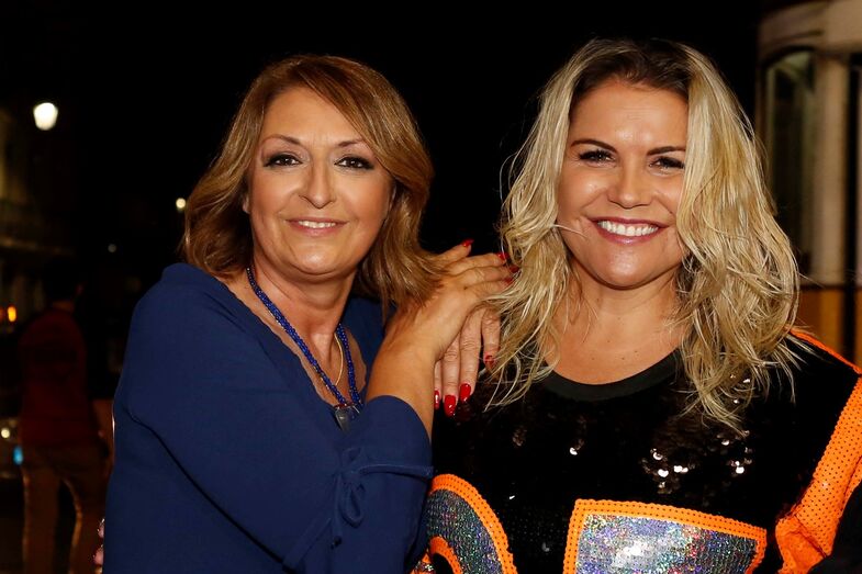 katia aveiro canta em arraial