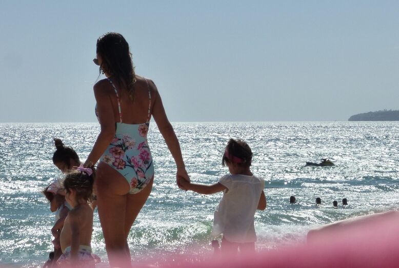 Fernanda Serrano na praia, no Algarve, com os filhos