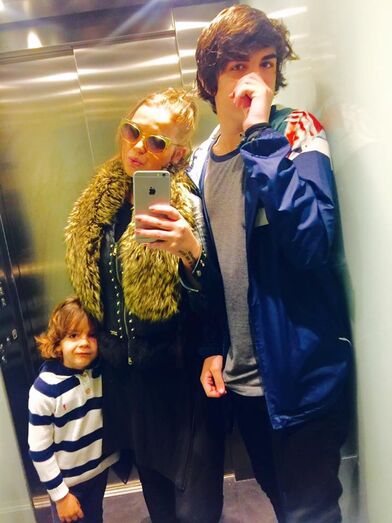 Katia Aveiro e os filhos