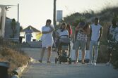 Romana e Santiago na praia com o filho