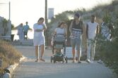 Romana e Santiago na praia com o filho