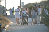 Romana e Santiago na praia com o filho