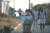 Romana e Santiago na praia com o filho