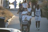 Romana e Santiago na praia com o filho