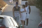 Romana e Santiago na praia com o filho
