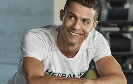 Lucas, o amigo persa que não larga Cristiano Ronaldo