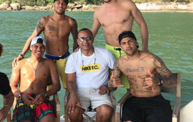 Veja Neymar a cantar a bordo de iate, com colegas do Paris Saint-Germain