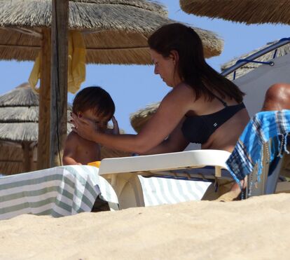 Tânia Ribas de Oliveira mima os filhos na praia