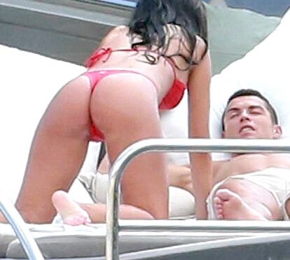 De fio dental, Georgina Rodriguez mostra-se no jacuzzi com Cristianinho e os gémeos