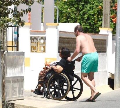 FOTOS EXCLUSIVAS: De férias, Passos Coelho cuida da mulher presa a uma cadeira de rodas