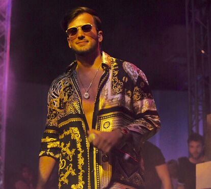 David Carreira dança com fã em frente à namorada. Veja as imagens!
