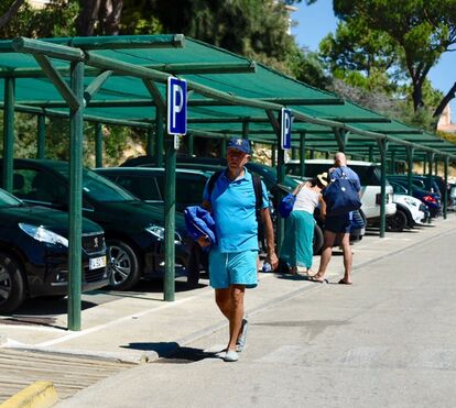 Marcelo Rebelo de Sousa já está de férias na praia do Gigi. Veja todas as imagens