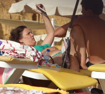 Mais magra, Assunção Cristas provoca sorrisos na praia durante férias no Algarve