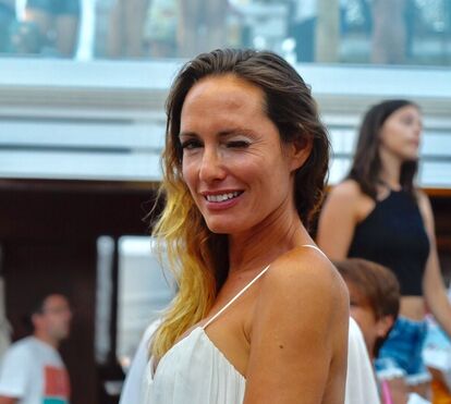 Fernanda Serrano recebe presente de São Valentim... feito pela filha