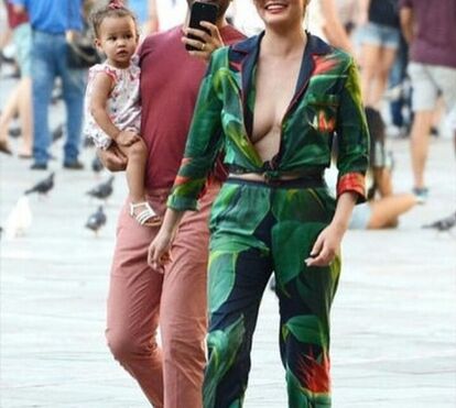 Os decotes atrevidos de Chrissy Teigen