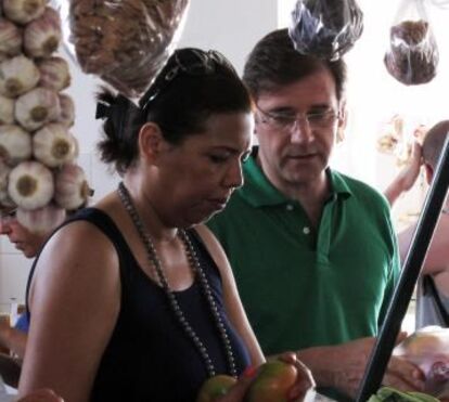 De férias no Algarve, Pedro Passos Coelho agarra-se às tradições e à memória da mulher Laura Ferreira 