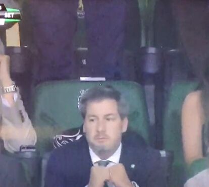 Bruno de Carvalho na tribuna festeja golo do Sporting