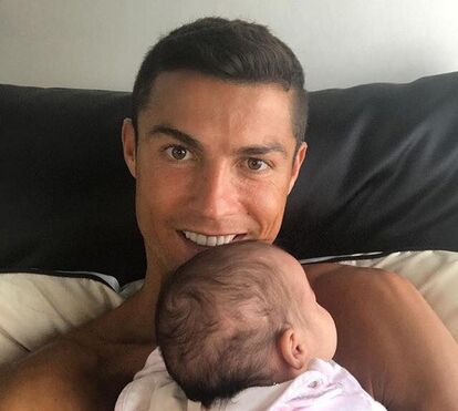 Cristiano Ronaldo mostra-se com Eva e diz que é um 'abençoado'