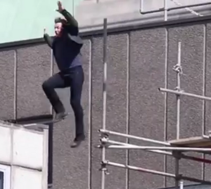 Tom Cruise parte o tornozelo a saltar de um prédio. Veja o vídeo 