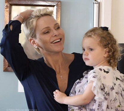 Charlene do Mónaco leva os pequenos príncipes a visitar lar de idosos