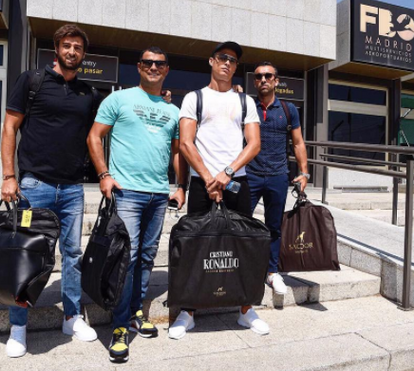 Cristiano Ronaldo está obcecado com o seu troféu da UEFA!