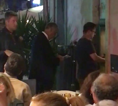 Vídeo: Presidente dos Afetos espera na fila para pagar contas no multibanco