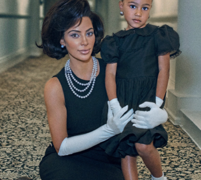 Kardashian posa com a filha em produção 'bizarra' e é arrasada