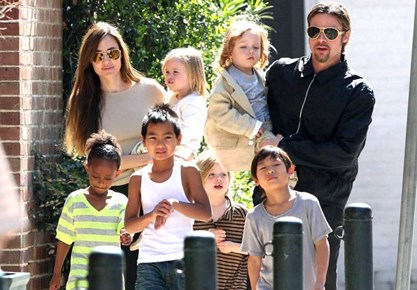 Angelina Jolie leva filho para fazer compras em Los Angeles