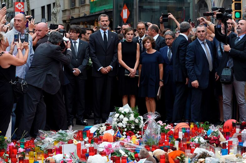 Letizia e Felipe de Espanha em Barcelona depois dos atentados