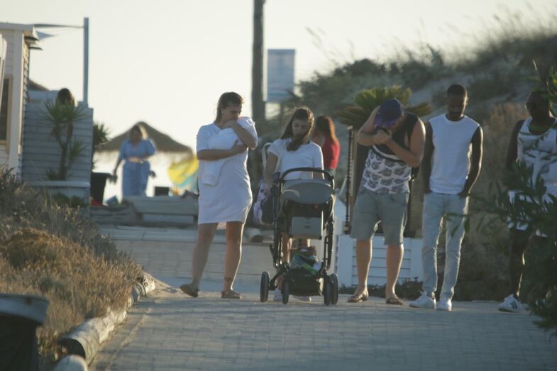 Romana e Santiago na praia com o filho